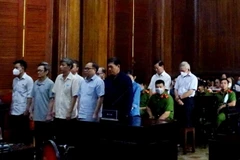 Đại diện Viện Kiểm sát luận tội và đề nghị mức án đối với 10 bị cáo trong vụ án. (Ảnh: TTXVN phát)