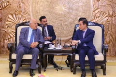 Trưởng Ban Đối ngoại Trung ương Lê Hoài Trung tiếp Thường trực Ban Bí thư Đảng Phong trào Giải phóng Dân tộc Palestine Jibril Alrjoub. (Ảnh: Văn Điệp/TTXVN)