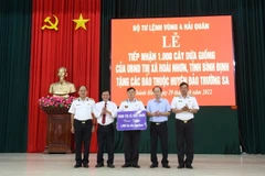 Lễ tiếp nhận 1.000 cây dừa giống do thị xã Hoài Nhơn, tỉnh Bình Định tặng quân và dân huyện đảo Trường Sa. (Ảnh: TTXVN phát)