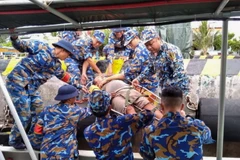 Cán bộ, chiến sỹ đảo Sinh Tồn đưa ngư dân vào đảo cấp cứu. 