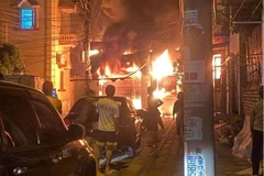 Hà Nội: Kịp thời di chuyển nhiều tài sản trong đám cháy lúc đêm khuya