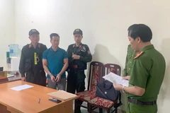 Cơ quan Cảnh sát điều tra Công an tỉnh Điện Biên đọc các Quyết định khởi tố bị can, lệnh bắt bị can để tạm giam đối với Trần Duy Tuấn. (Ảnh: TTXVN phát)