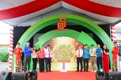 Đại diện sở, ngành và Saigon Co.op thực hiện nghi thức khởi động chương trình khuyến mãi Tết “Khai Tết xanh-Gieo lộc lành” tại Co.opmart Huỳnh Tấn Phát, quận 7, Thành phố Hồ Chí Minh. (Ảnh: Mỹ Phương/TTXVN)