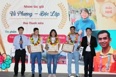 Đại diện các tác giả nhận giải Nhì, giải thưởng Báo chí viết về du lịch Thành phố Hồ Chí Minh năm 2022. (Ảnh: Mỹ Phương/TTXVN)
