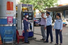 Lực lượng chức năng Đà Nẵng kiểm tra hoạt động tại các cửa hàng xăng dầu trên địa bàn. (Ảnh: Quốc Dũng/TTXVN)