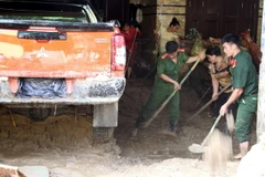 Huy động hơn 600 cán bộ, chiến sỹ phục vụ công tác khắc phục hậu quả lũ quét. (Ảnh: Văn Tý/TTXVN)