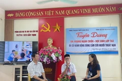 Em Hoàng Mạnh Chiến chia sẻ về thời khắc lao vào kéo được ông cụ 69 tuổi ngã ở đường ray. (Ảnh: TTXVN Phát)