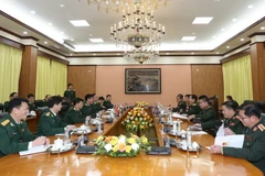 Thượng tướng Lê Huy Vịnh tiếp Chánh Văn phòng Bộ Quốc phòng Lào Saichay Kommasith. (Ảnh: Hồng Pha/TTXVN phát)