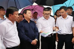 Đoàn kiểm tra công tác chuẩn bị mặt bằng Lễ khởi công dự án thành phần đoạn Quảng Ngãi-Hoài Nhơn. (Ảnh: Phạm Cường/TTXVN)