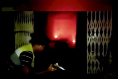 Một nhân viên cứu hỏa cố gắng dập tắt đám cháy lớn bùng phát tại một ngôi nhà ở quận Aurangabad của Bihar trong lễ kỷ niệm ‘Chhath Puja’, ngày 29/10. (Nguồn: thehindu)