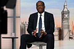 Bộ trưởng Tài chính Anh Kwasi Kwarteng trả lời phỏng vấn tại London. (Ảnh: AFP/TTXVN)