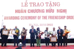 Phó Chủ tịch thường trực Quốc hội Trần Thanh Mẫn trao Huân chương Hữu nghị cho lãnh đạo và các thành viên của Hội đồng Hòa bình Thế giới. (Ảnh: Minh Đức/TTXVN)