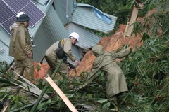 Tìm kiếm nạn nhân mất tích. (Ảnh: Phạm Cường/TTXVN)