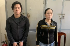 Huỳnh Út Em và Trịnh Trúc Phương tại cơ quan công an. (Ảnh: TTXVN phát)
