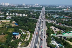 Giao thông trên cầu Thanh Trì nhìn từ trên cao. (Ảnh: Huy Hùng/TTXVN)