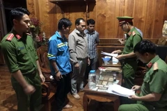 Cơ quan Công an công bố quyết định tố tụng đối với một đối tượng trong vụ án. (Ảnh: TTXVN phát)