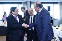 Thủ tướng Phạm Minh Chính trao đổi với Phó Thủ hiến Wallonie Borsus. (Ảnh: Dương Giang/TTXVN)