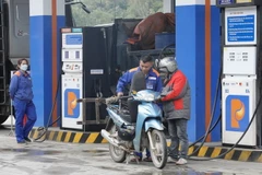 Mua bán xăng, dầu tại một cửa hàng kinh doanh xăng dầu của Petrolimex ở thị trấn Tam Sơn, huyện Quản Bạ, tỉnh Hà Giang. (Ảnh: Trần Việt/TTXVN)