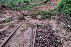 Đường sắt qua đèo Hải Vân bị sạt lở, vùi lấp, không thể lưu thông. (Ảnh: TTXVN phát)