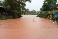 Cầu tràn Đakrông ở huyện Đakrông bị ngập lụt khiến giao thông chia cắt. (Ảnh: TTXVN/phát)