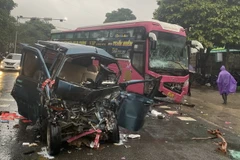 Chiếc xe ôtô con hư hỏng hoàn toàn phần đầu xe sau cú va chạm mạnh với xe khách. (Ảnh: TTXVN phát)