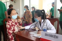 Thầy thuốc trẻ tỉnh Bến Tre khám bệnh cho người dân có hoàn cảnh khó khăn trên địa bàn xã An Đức, huyện Ba Tri. (Ảnh: Chương Đài/TTXVN)