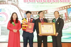Đại diện Tổ chức kỷ lục Việt Nam VietKings trao bằng xác lập kỷ lục bệnh viện lâu đời nhất Việt Nam cho Bệnh viện Bệnh Nhiệt đới Thành phố Hồ Chí Minh. (Ảnh: Đinh Hằng/TTXVN)