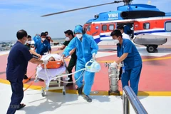 Chuyển bệnh nhân từ trực thăng xuống Bệnh viện Quân y 175. (Ảnh minh họa: TTXVN phát)