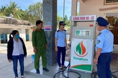 Cục Quản lý thị trường thành phố Cần Thơ kiểm tra cửa hàng xăng dầu Q.K. (Ảnh: TTXVN phát)