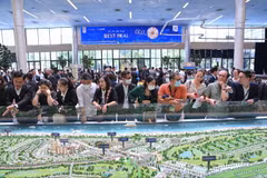 Đông đảo nhà đầu tư chọn bất động sản là kênh trú ẩn dòng tiền cuối năm. Ảnh chụp tại Novaland Gallery trong chuỗi sự kiện Best Deal. (Nguồn: Novaland Group)
