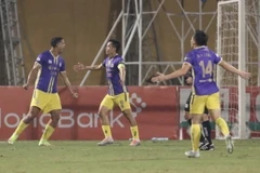 Các cầu thủ Hà Nội ăn mừng bàn thắng nâng tỷ số lên 5-0 của cầu thủ Vinicius (số 7) ở phút 51 của trận đấu. (Ảnh: Minh Quyết/TTXVN)