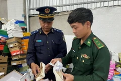 Cơ quan chức năng kiểm đếm hàng hóa tại kho. (Ảnh: TTXVN phát)