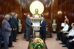 Chủ tịch UBND thành phố Cần Thơ Trần Việt Trường tặng quà lưu niệm cho Tổng Thư ký Quốc hội và Hội đồng Nhà nước Cuba Homero Acosta Álvarez. (Ảnh: Thanh Liêm/TTXVN)