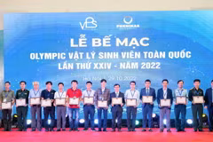 Ban Tổ chức trao 14 giải Nhất toàn đoàn cho các đoàn có thành tích cao. (Ảnh: TTXVN)