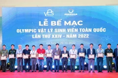 Ban Tổ chức trao 14 giải Nhất toàn đoàn cho các đoàn có thành tích cao. (Ảnh: TTXVN)