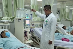 Chăm sóc bệnh nhân tại Khoa Lọc máu, Bệnh viện Bà Rịa. (Ảnh: Hoàng Nhị/TTXVN)