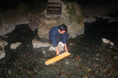 Người dân đi lấy nước ở đầu nguồn dịp đầu năn mới. (Nguồn: TTXVN)