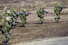 Nhật Bản: Kêu gọi sửa luật cho quân đội bảo vệ quốc gia khác