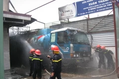 TP.HCM: Cháy lớn ngay cạnh xe bồn chở xăng máy bay