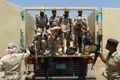 Binh sỹ Iraq tại thành phố Ramadi, phía Tây Baghdad, tới Anbar trong chiến dịch chống các tay súng ISIL ngày 21/6. (Nguồn: AFP/TTXVN)