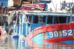 [Photo] Trục vớt thành công tàu cá bị tàu Trung Quốc đâm chìm