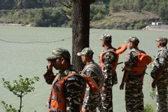 [Photo] Ấn Độ nỗ lực tìm kiếm 24 sinh viên bị nước lũ cuốn trôi