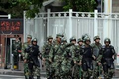 Cảnh sát bán quân sự Trung Quốc tuần tra tại Urumqi. Ảnh minh họa. (Nguồn: AFP/TTXVN)