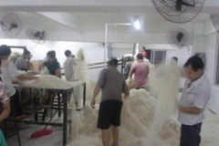 Rợn người cảnh sản xuất miến bằng chân tại Trung Quốc