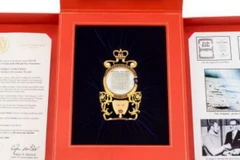 Bản kinh thánh từng được đem lên Mặt Trăng có giá 59.000 USD