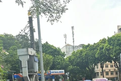 Người dân xếp hàng từ sớm, đợi được vào viếng Tổng Bí thư Nguyễn Phú Trọng