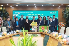 Ông Trần Phương - Phó Tổng Giám đốc, Chủ tịch công đoàn BIDV và bà Trương Thị Ngọc Ánh - Phó Chủ tịch Ủy ban Trung ương Mặt trận Tổ quốc Việt Nam mở hộp quà Tết Xuân Giáp Thìn tặng đồng bào nghèo. (Ảnh: PV/Vietnam+)