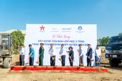 Các đại biểu thực hiện nghi lễ khởi công xây dựng tòa nhà lớp học 3 tầng cho học sinh Trường Phổ thông dân tộc nội trú Trung học phổ thông huyện Điện Biên, tỉnh Điện Biên. (Ảnh: Vietnam+)