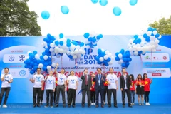 Nghi thức thả bóng bay xanh trắng cổ vũ sở hữu trí tuệ, đổi mới sáng tạo tại Việt Nam. (Ảnh: Minh Sơn/Vietnam+) 