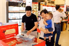 Khách hàng mua laptop tại FPT Shop. (Nguồn: FPT Shop)